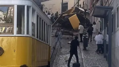 Популярный у туристов фуникулёр "Глория" в Лиссабоне сошёл с рельсов, есть погибшие