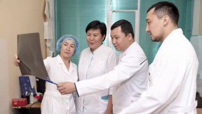 Казахстанским медработникам вернут доплаты за категорию