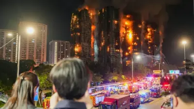 Восемь высоток жилого комплекса загорелись в Гонконге, погибли 13 человек