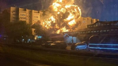 Военный самолёт упал во дворе многоэтажки в российском Ейске. Есть погибшие