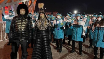 Костюмы знаменосцев сборной Казахстана на Олимпиаде передали музею МОК