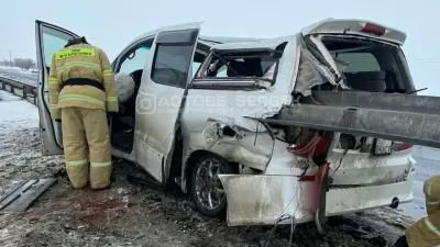 Отбойник насквозь пробил автомобиль на трассе в Актюбинской области, водитель в больнице 