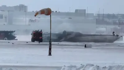 Пассажирский самолёт перевернулся во время посадки в аэропорту Торонто 