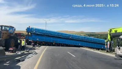 ДТП на трассе Тараз – Шымкент: длинномер, перекрывший дорогу, не могут убрать третьи сутки