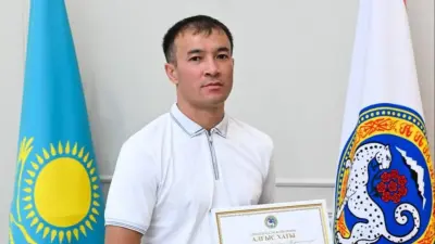 Спас квартиру от пожара, забравшись на балкон четвёртого этажа: жителя Алматы наградили