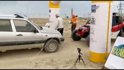 В Мангистау оштрафовали мужчину, перекрывшего дорогу для участников "Ралли Казахстан-2021" из-за баранов