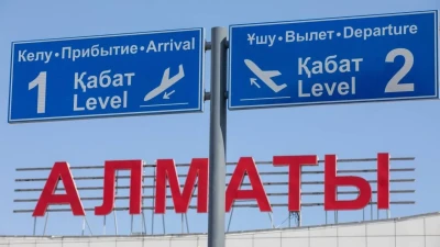 Пассажирка FlyArystan устроила погром на стойке регистрации в аэропорту Алматы