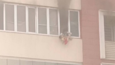 ДЧС Алматы: Ребёнка из горящего дома в микрорайоне Аккент сбросили жители до прибытия пожарных