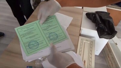 Программиста облздрава, медсестру и экс-полицейского подозревают в подделке документов в Талдыкоргане