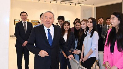 Назарбаев посетил выставку детских картин и поделок в Нур-Султане
