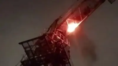 Башенный кран возле строящегося дома загорелся в Алматы