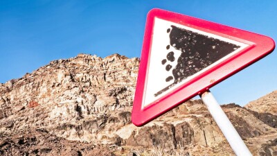 Слой почвы сошёл на дома в микрорайоне Тау-Самал в Алматы