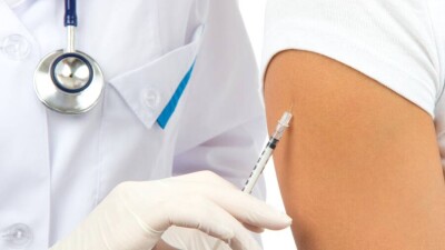 В Евросоюзе рекомендовали применение новых вакцин от "Омикрона"