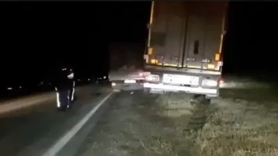 Фура опасно виляла по трассе в Костанайской области, водителю грозит арест