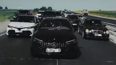 Кортеж с дымовыми шашками и перестроениями на дороге. 17 автовладельцев оштрафовали в Шымкенте