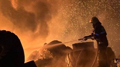 Склад с резиновыми изделиями горит в Астане