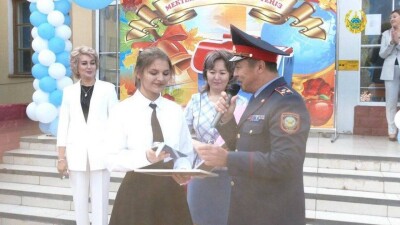 Женщину-грабителя задержали школьники в Актобе. К ним на линейку пришёл главный полицейский области