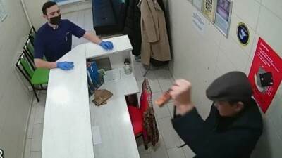 В Актау мужчина с ножом ворвался в стоматологию и забрал деньги из кассы