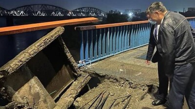 Движение по мосту в Семее закрыли из-за обрушения плиты