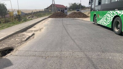 Шымкентского предпринимателя, перекрывшего дорогу в микрорайон, наказали