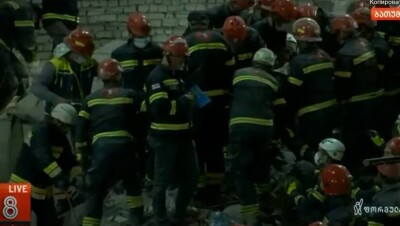 Из-под руин рухнувшего дома в Батуми вытащили женщину