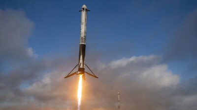 SpaceX запустила самую мощную ракету в мире с секретным спутником