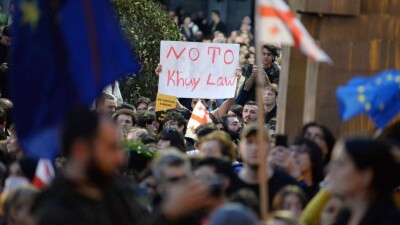Закон об "иноагентах" принимают в Грузии. Драка в парламенте и акция протеста в центре Тбилиси