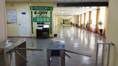 Охранника школы задержали в Актау за приставания к девочке