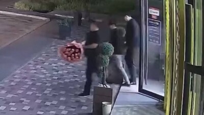 "Забрал из магазина букет цветов". Вместе с экс-полицейским был сотрудник ДГД Шымкента
