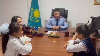 Полицейские наградили детей, которые помогли задержать серийного вора в Туркестанской области