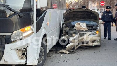 Пассажирский автобус и легковушка столкнулись в центре Уральска. Есть пострадавшие