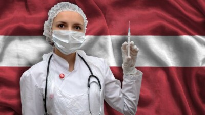 В Латвии рассматривают возможность увольнять непривитых от Covid-19 работников. Прививка для врачей и учителей станет обязательной