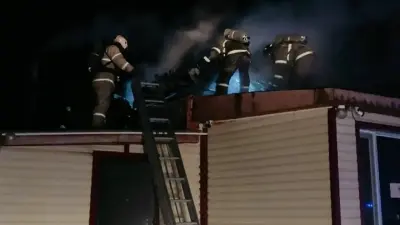 Пожарные предотвратили взрыв в горящей столовой в Караганде