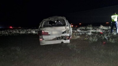 Машина перевернулась на трассе в Атырауской области. Два человека погибли, четверо пострадали