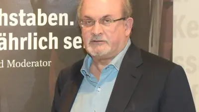 К 25 годам тюрьмы приговорили покушавшегося на жизнь антиисламского писателя Салмана Рушди