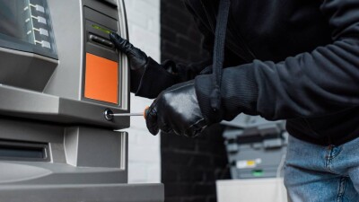 Злоумышленники из Каскелена подобрали ключи от банкомата и обчистили его