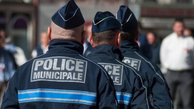 Сообщения о заложенных бомбах поступили в 15 аэропортов Франции, несколько школ и Версаль