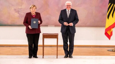 Президент Германии вручил Ангеле Меркель документы об отставке