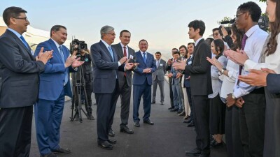 Студенты-инженеры представили президенту сконструированный ими гоночный автомобиль