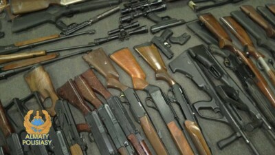 Полиция Алматы показала изъятое после январских событий оружие