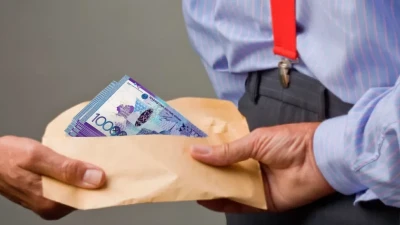 "Взятка в 200 000 тенге". Многомиллионный штраф заплатит глава Центра трудовой мобильности Шымкента