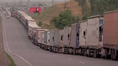 Сотни большегрузов застряли на границе с Узбекистаном в Туркестанской области
