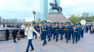 Военный оркестр прошёл маршем по набережной Астаны