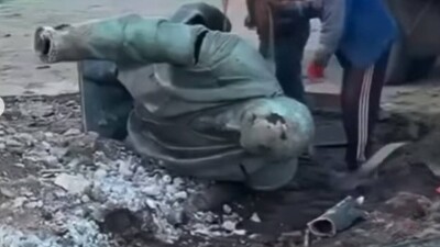 Памятник Ленину уронили во время ремонта площади города Алтай ВКО. Полиция завела уголовное дело