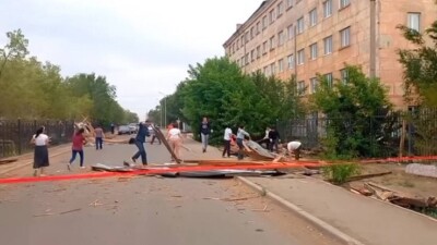 Сильный ветер сорвал крышу музыкального колледжа в Жезказгане
