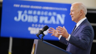 Байден заявил о необычайном прогрессе США в борьбе против Covid-19 и разрешил привившимся ходить без масок