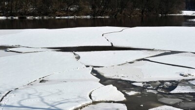 Автомобиль ушёл под лёд в ВКО. Погибла женщина