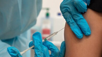 Кому в ЕС рекомендовали делать дополнительную дозу вакцины от Covid-19