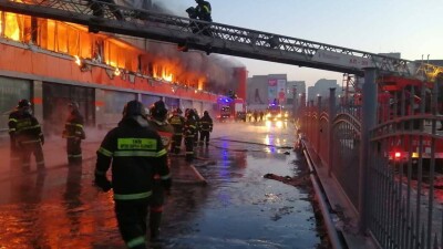 Пожар на крупном вещевом рынке Семея: огонь тушили 18 часов