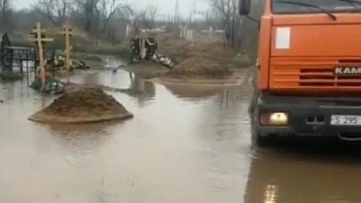 В Экибастузе затопило часть старого кладбища